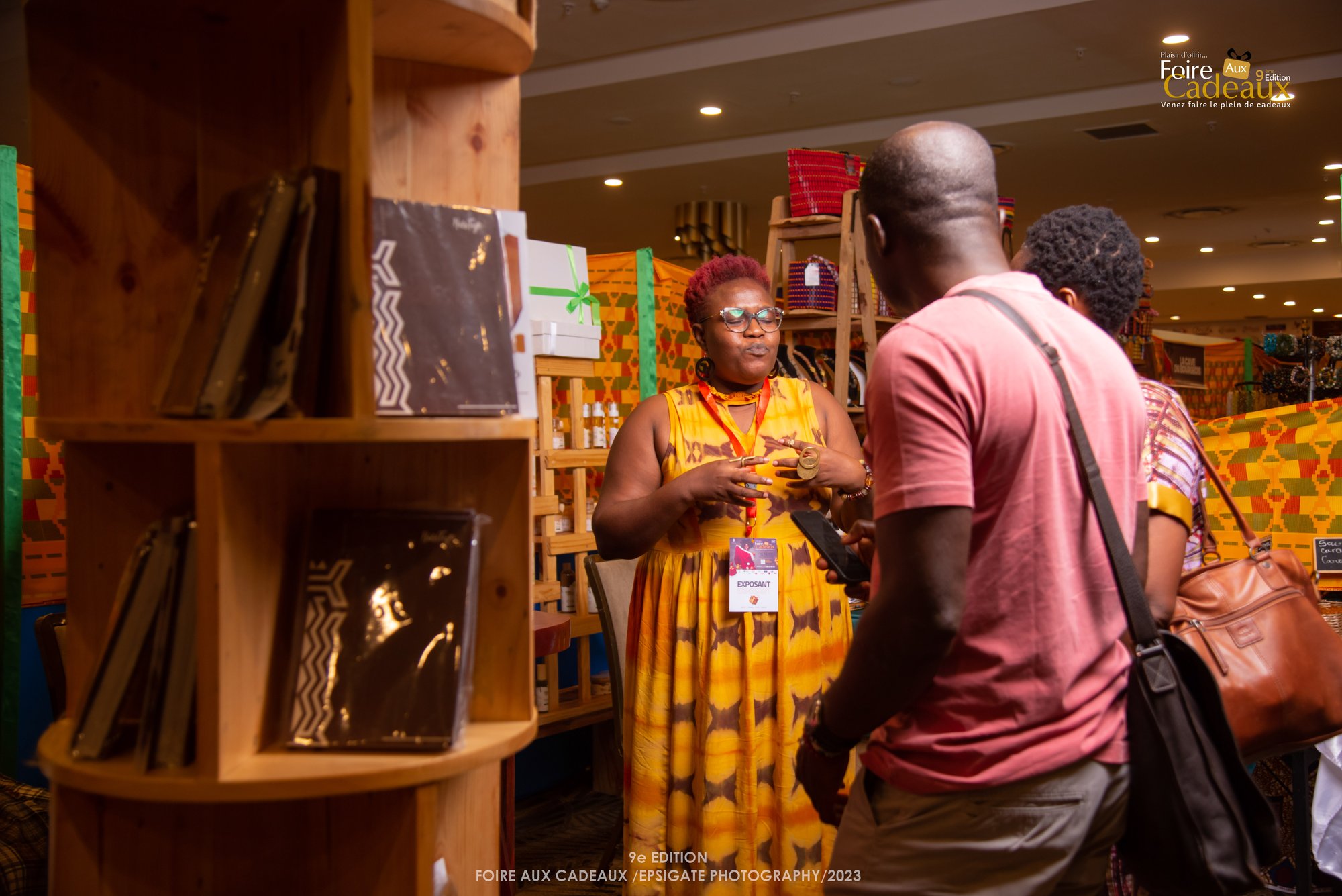 Exposante discutant avec un visiteur sur la Foire Aux Cadeaux