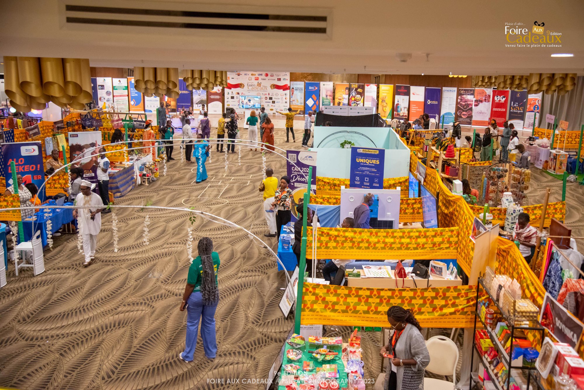 Vue d'ensemble d'une allée de stands à la Foire Aux Cadeaux